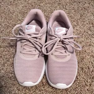 Women’s Nike Tennis Shoes